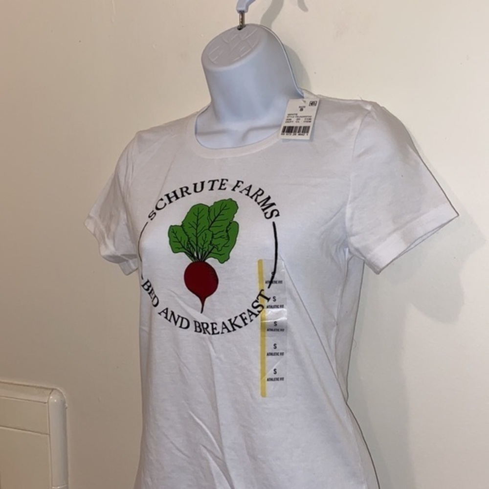 BNWT The Office Schrute Farms Bed & Breakfast Tee - Picture 5 of 9